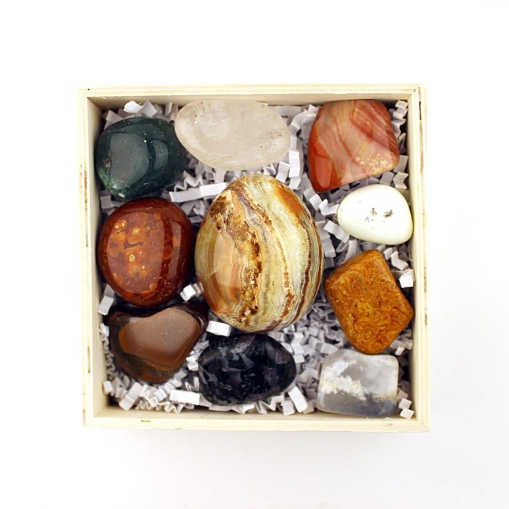 🌓 WOODEN BOX OF GEMSTONES 🌓